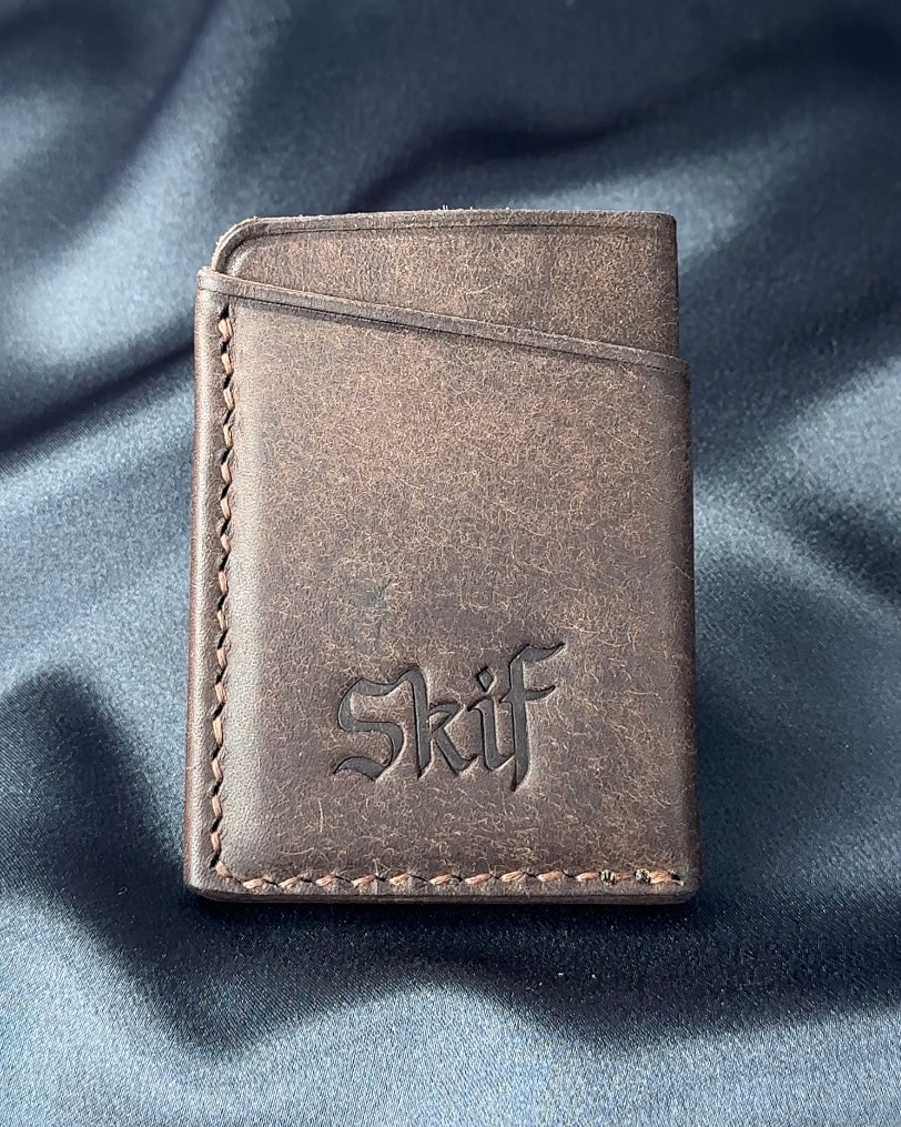 leather card holder exterior logo detail SOLO mode