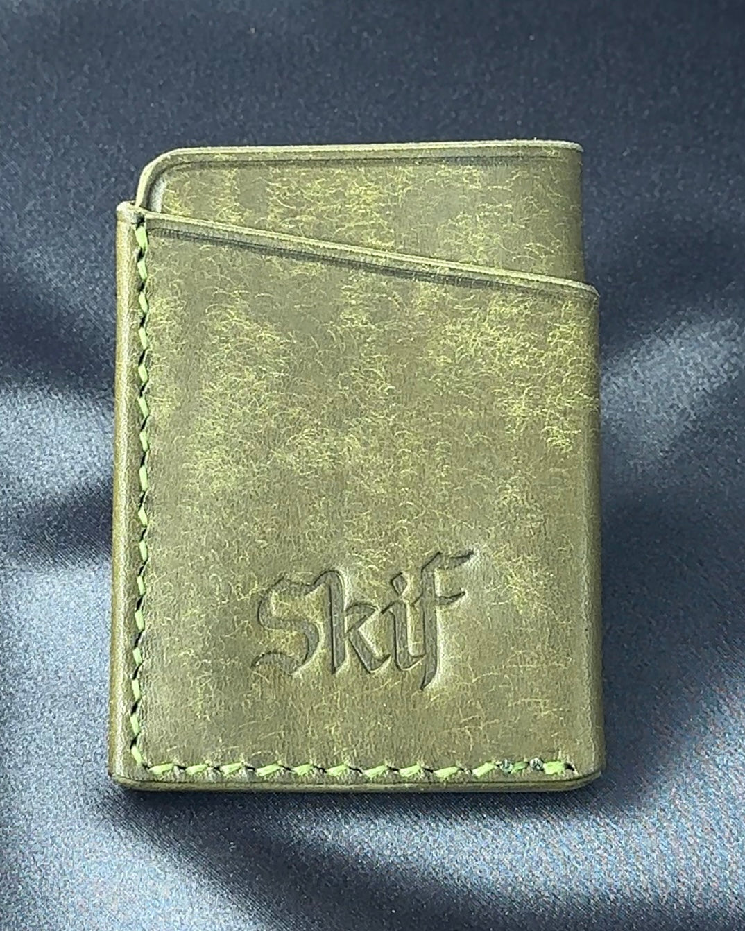 leather card holder exterior logo detail SOLO mode