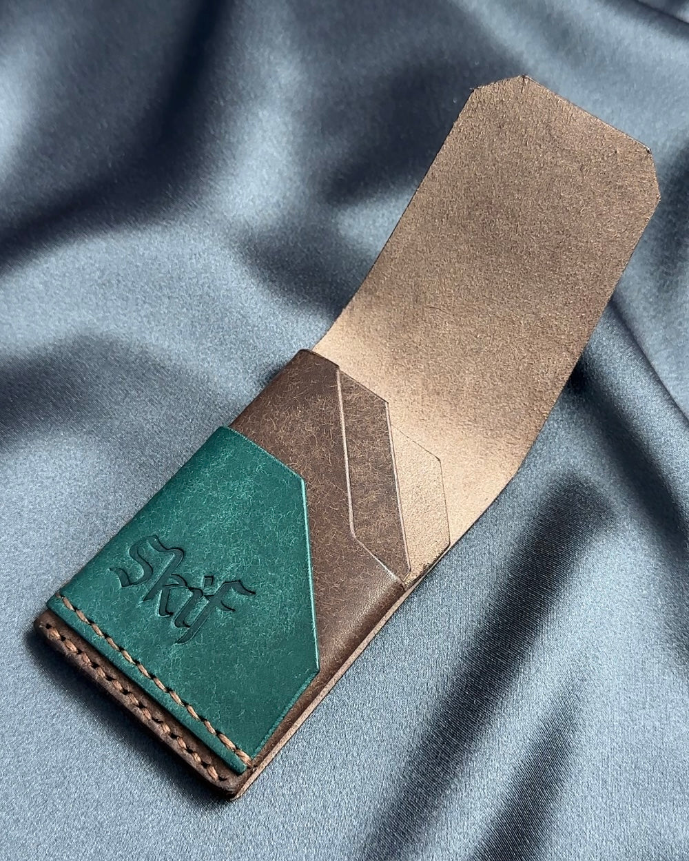 minimalist leather card holder interior pocket layout open view SHIFT model