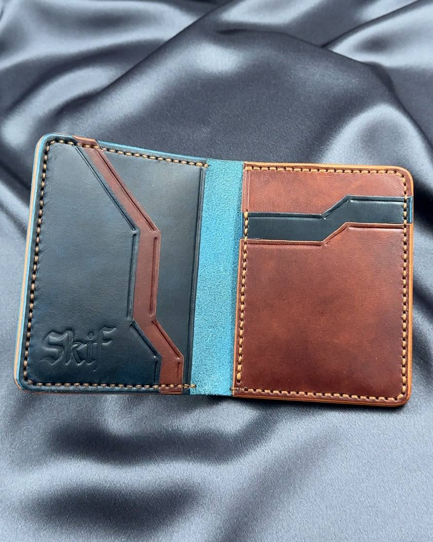 vertical bifold leather wallet interior card slots VERTEX model