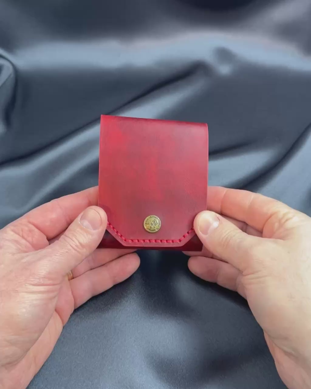 compact leather wallet video preview ATLAS model